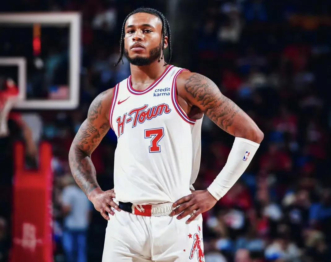 爱游戏手机版托特纳姆发布备战花絮，集结日外线爆发，社区盾任务艰巨，轮换策略成焦点(托特纳姆热刺队服)